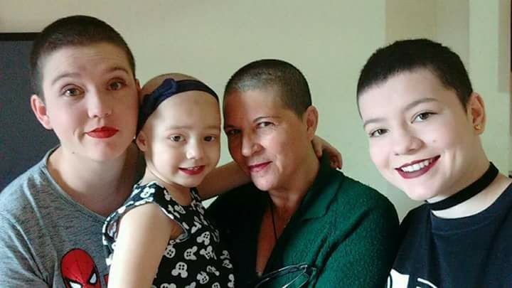 As avós e tias de Maria Clara (ao centro) decidiram raspar a cabela para apoiá-la no tratamento contra o câncer (Foto: Arquivo Pessoal)