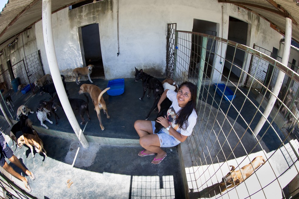 Rosane disse que abdica de muito por entender que os animais precisam de seus cuidados. — Foto: Fabiane de Paula / Sistema Verdes Mares