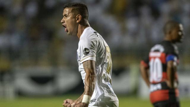 Derlis GonzÃ¡lez festeja o segundo gol do Santos