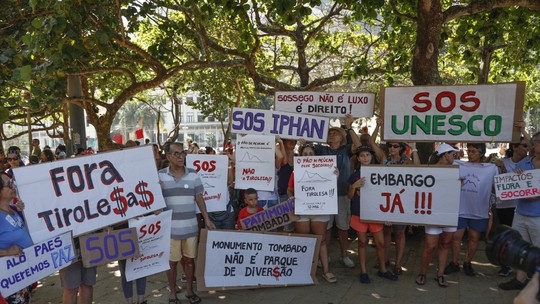‘Fora tirolesa’: manifestantes se reúnem na Urca contra construção no Pão de Açúcar