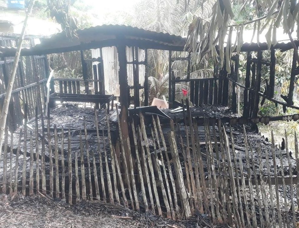 Homem briga com esposa e toca fogo em casa â€” Foto: Corpo de Bombeiros/Arquivo