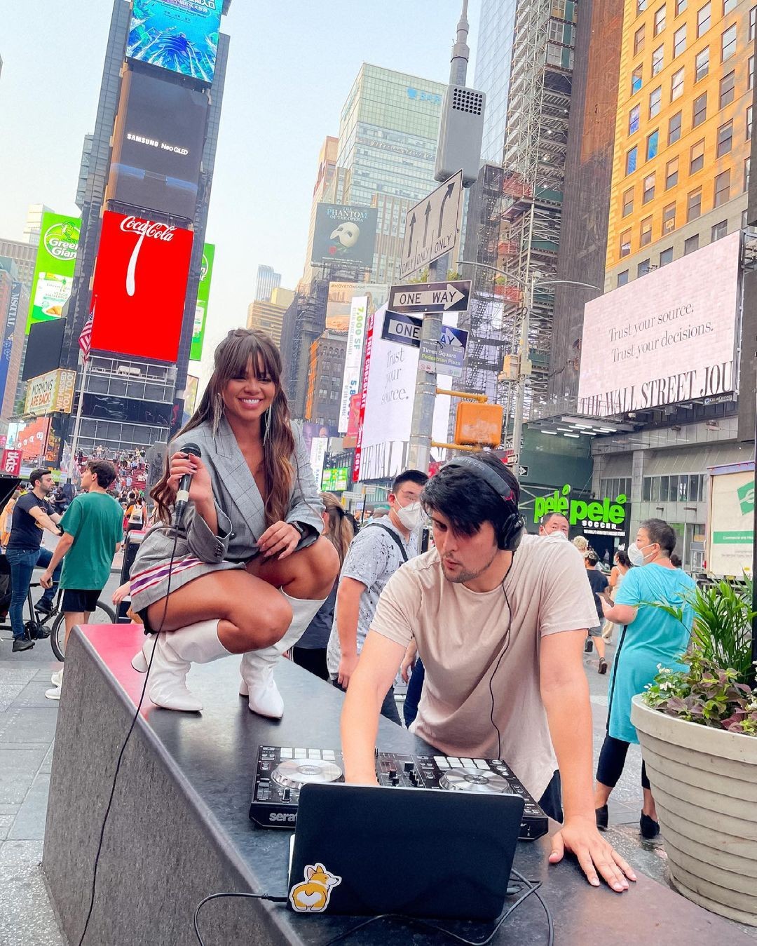 Gabily faz pocket show na Times Square, em Nova York (Foto: Paulo Campos)