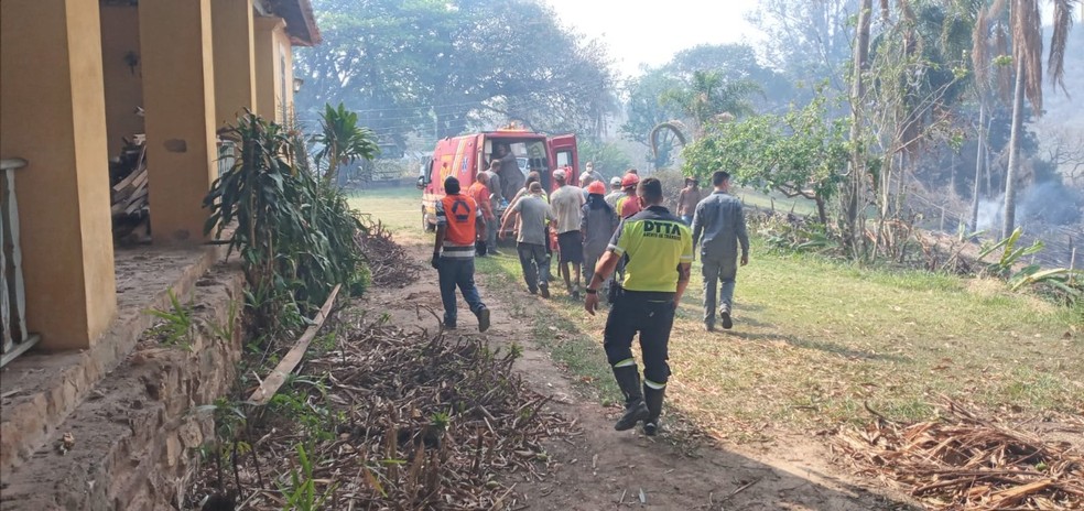 Operação conjunta entre Defesa Civil, Bombeiros e colaboradores de uma fazenda resgatou idoso de área queimada em Amparo (SP) — Foto: Defesa Civil