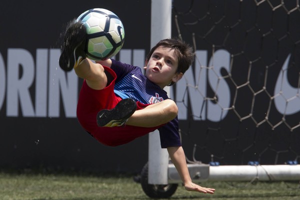 Filho de Fagner faz golaço de bicicleta em treino do Corinthians