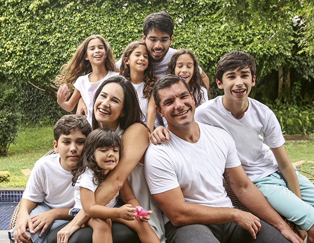 A família completa no quintal da casa, em brasília: a mãe de sete perde a paciência às vezes, sim. mas o companheirismo fala mais alto (Foto: fabrício rodrigues)