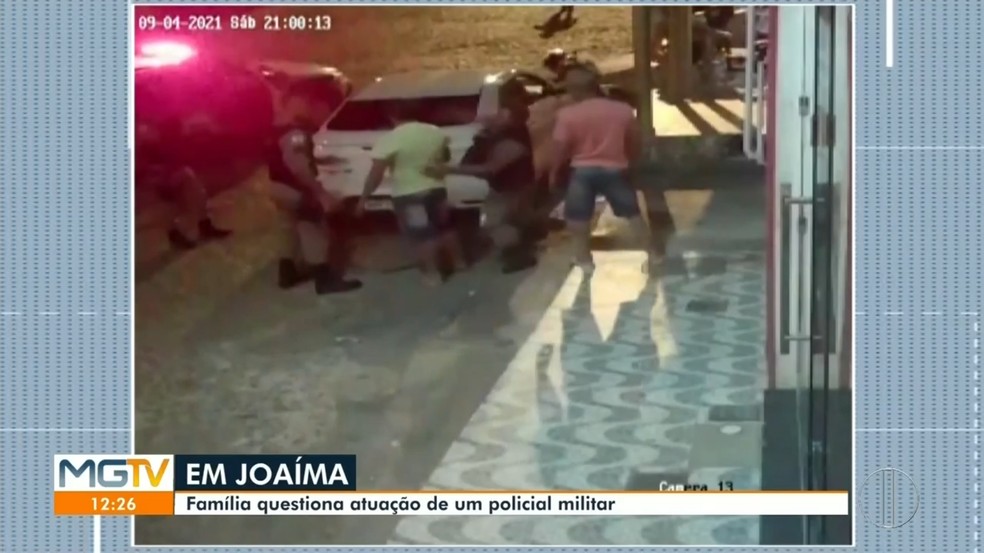 Policial militar agride homem com um soco no peito — Foto: Reprodução/Inter TV dos Vales