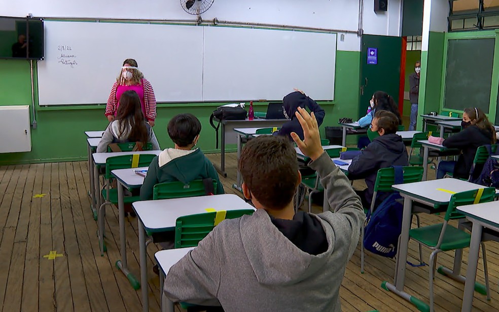 Estudantes em sala de aula no primeiro dia de atividades presenciais nas escolas estaduais em Ribeirão Preto, SP — Foto: Chico Escolano/EPTV