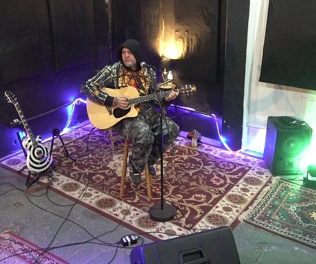 Reges Bolo, vocalista da banda O Surto, do hit 'A Cera' &mdash; Foto: Reprodu&ccedil;&atilde;o/Instagram