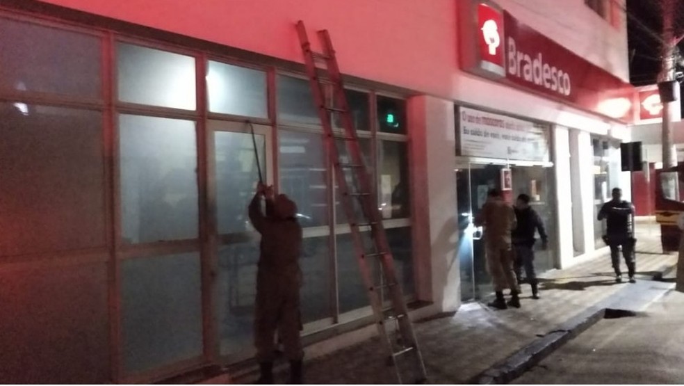Por causa da fumaça, as portas travaram e ela desmaiou intoxicada dentro do banco em Cáceres — Foto: Cáceres Notícias