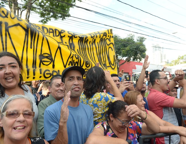 Fãs dão apoio a Neymar em delegacia de São Paulo (Foto: Francisco Cepeda/AgNews)