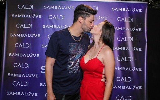 Munhoz é fotografado aos beijos com nova namorada após fim de casamento