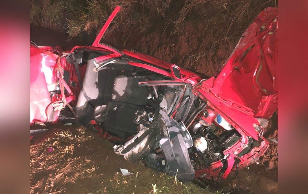 Colisão entre carro e caminhão deixa morto e feridos em rodovia de Itaí  — Foto: Corpo de Bombeiros/ Divulgação 