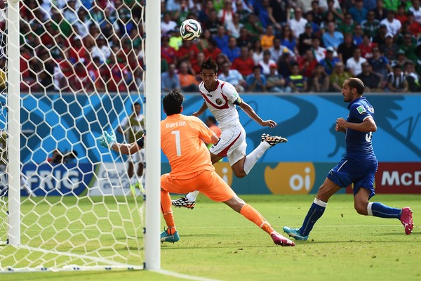 Buffon não conseguiu evitar o gol da Costa Rica após forte cabeçada de Bryan Ruiz (Foto: Getty images)