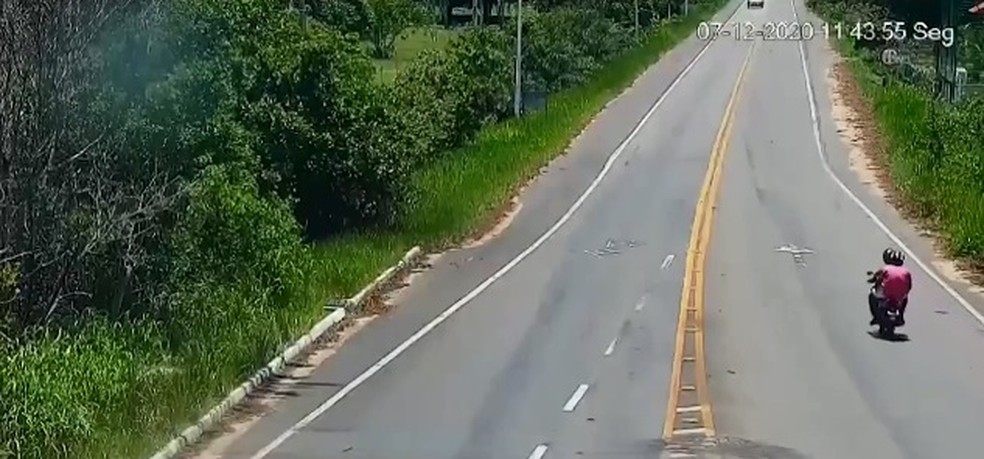Câmeras de segurança registraram pescadores passando por estrado entre Alcobaça e Caravelas — Foto: Reprodução/ TV Santa Cruz