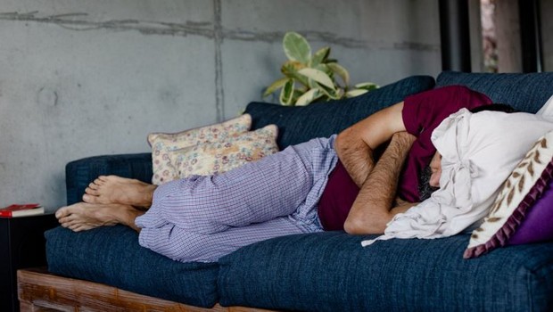 homem dormindo no sofá (Foto: Getty Images via BBC)