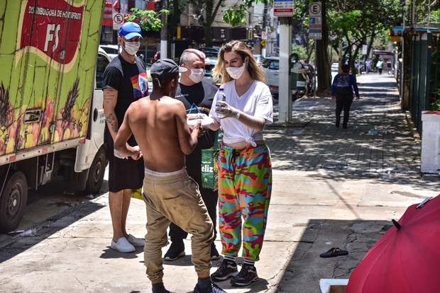 Fernanda Keulla entrega marmitas em São Paulo (Foto: Leo Franco / AgNews)