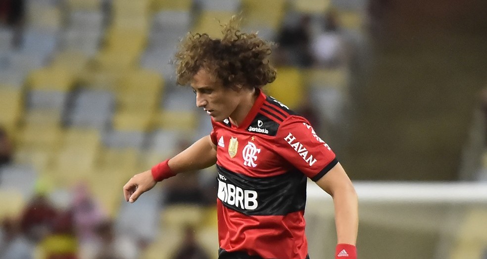 Jogador David Luiz ajudou com materiais  — Foto: André Durão / ge