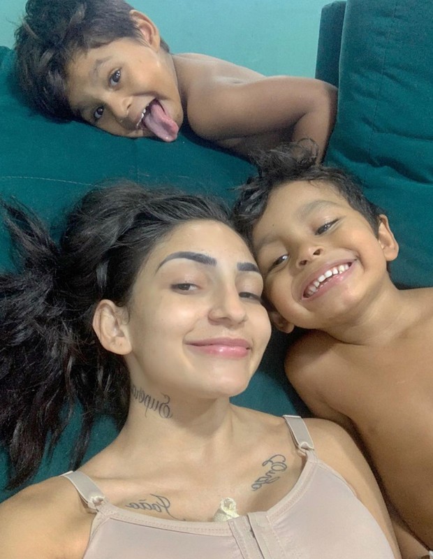 Thalyta Santos com os gêmeos João Gael e Enzo Fabiano (Foto: Reprodução/Instagram)