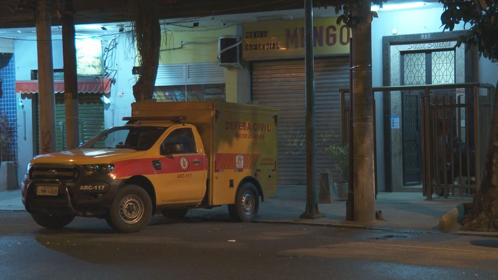 Corpos de Matheus Correia Viana e de Nathalia Guzzardi Marques foram levados para o IML do Rio, onde passarão por perícia — Foto: Reprodução/ TV Globo