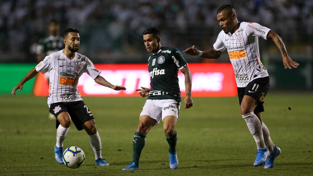 Dudu é marcado por Clayson e Júnior Urso no Dérbi — Foto: Cesar Greco / Ag Palmeiras