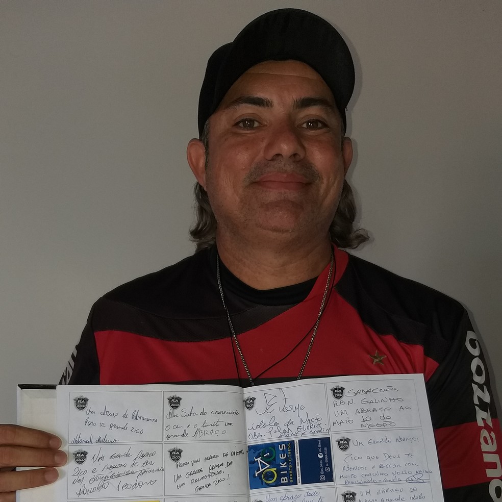 Reginaldo Dantas com livro que contém mensagens para Zico — Foto: Duaine Rodrigues