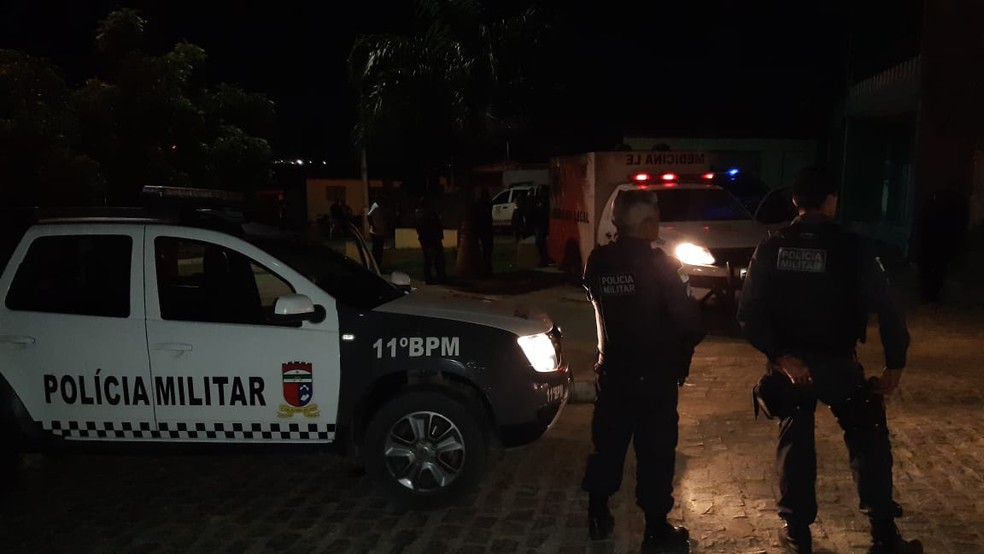 Polícia Militar e agentes do Itep foram ao local do crime — Foto: Sérgio Henrique Santos/Inter TV Cabugi