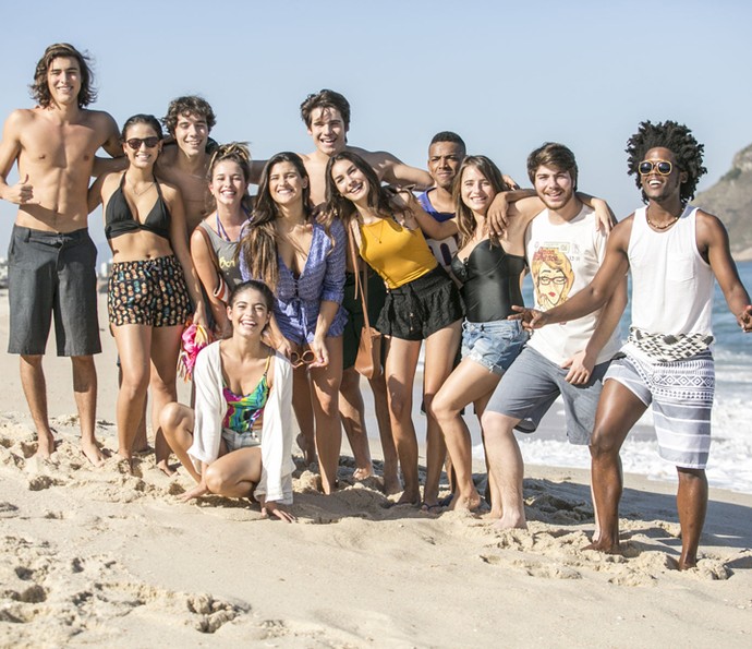 Elenco de Malhação roda cenas finais da temporada na praia (Foto: Raphael Dias/Gshow)