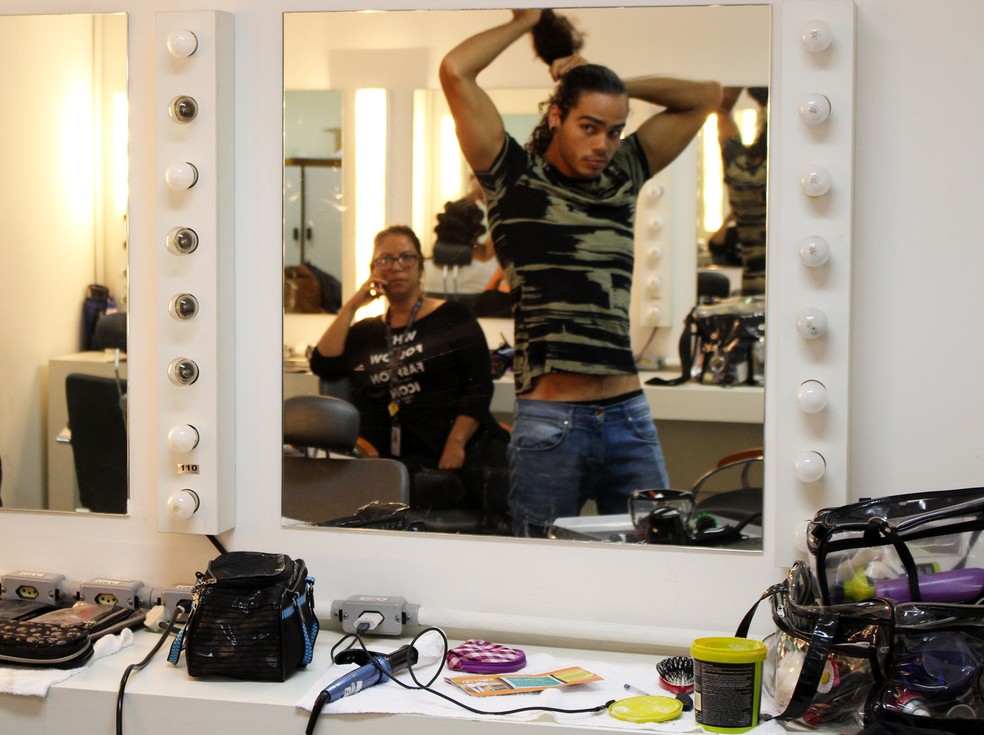 No camarim, Enzo Romani dá os últimos retoques na cabeleira antes de entrar em cena (Foto: TV Globo)