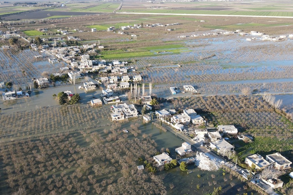Vista aérea mostra a inundação na aldeia síria de Tloul, controlada pelos rebeldes, perto da fronteira com a Turquia, em 9 de fevereiro de 2023. — Foto: MUHAMMAD HAJ KADOUR / AFP