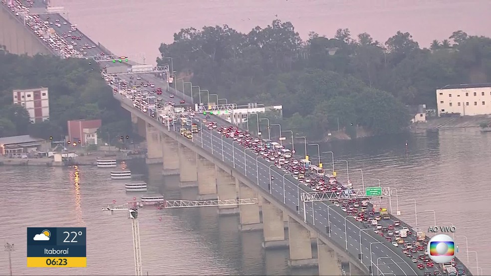 Trânsito fica parado após acidente com caminhão na Ponte Rio-Niterói — Foto: Reprodução/TV Globo