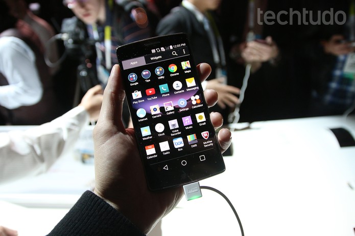 LG G Flex 2 é o smartphone da LG lançado na CES 2015 (Foto: Fabrício Vitorino/TechTudo)
