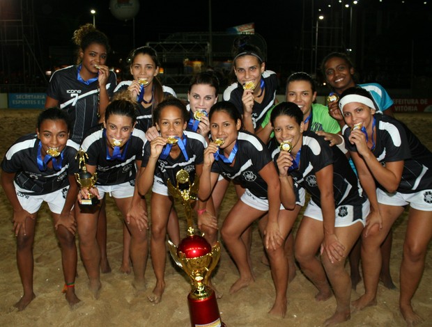 Time feminino de futebol de areia do Rio Branco-ES, campeão do Municipal de Vitória em 2013 (Foto: Divulgação/Pauta Livre)