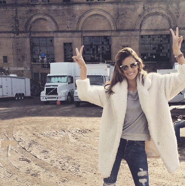 Alessandra Ambrosio combina statement coats com jeans (Foto: Instagram Alessandra Ambrosio/ Reprodução)