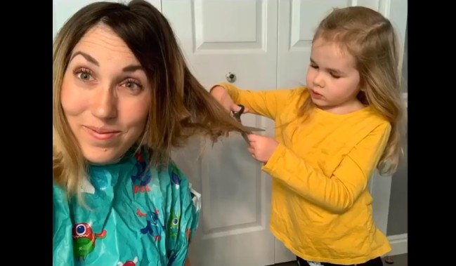 Norah, 4, cortando o cabelo da mãe, Emile (Foto: Reprodução Instagram)