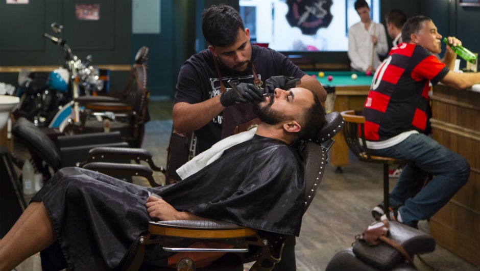 Em um só lugar, barbeiro, bar e mesa de sinuca: ambiente da Barber House segue tendência   (Foto: Leo Martins / Agencia O Globo)