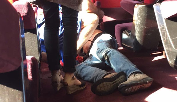 Usuário do Twiiter postou foto de um homem ferido em tiroteio dentro de trem entre Paris e Amsterdã (Foto: Reprodução/Twitter/FreedomFilmLLC.com)