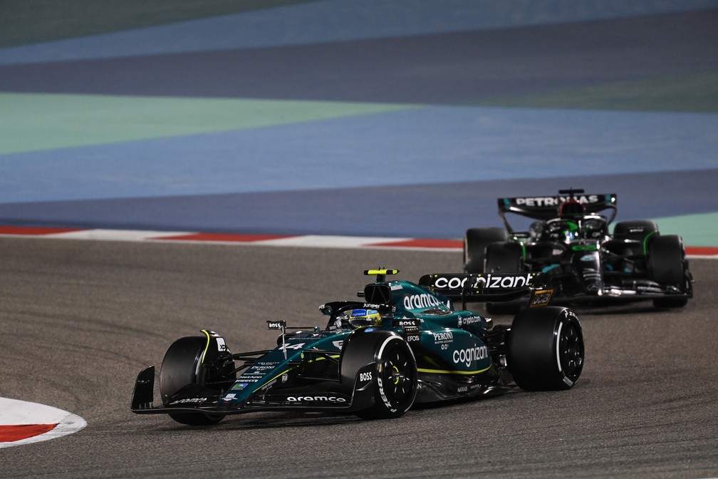 Fernando Alonso à frente de George Russell no GP do Bahrein, abertura da temporada 2023 da Fórmula 1 — Foto: Mark Sutton/Aston Martin