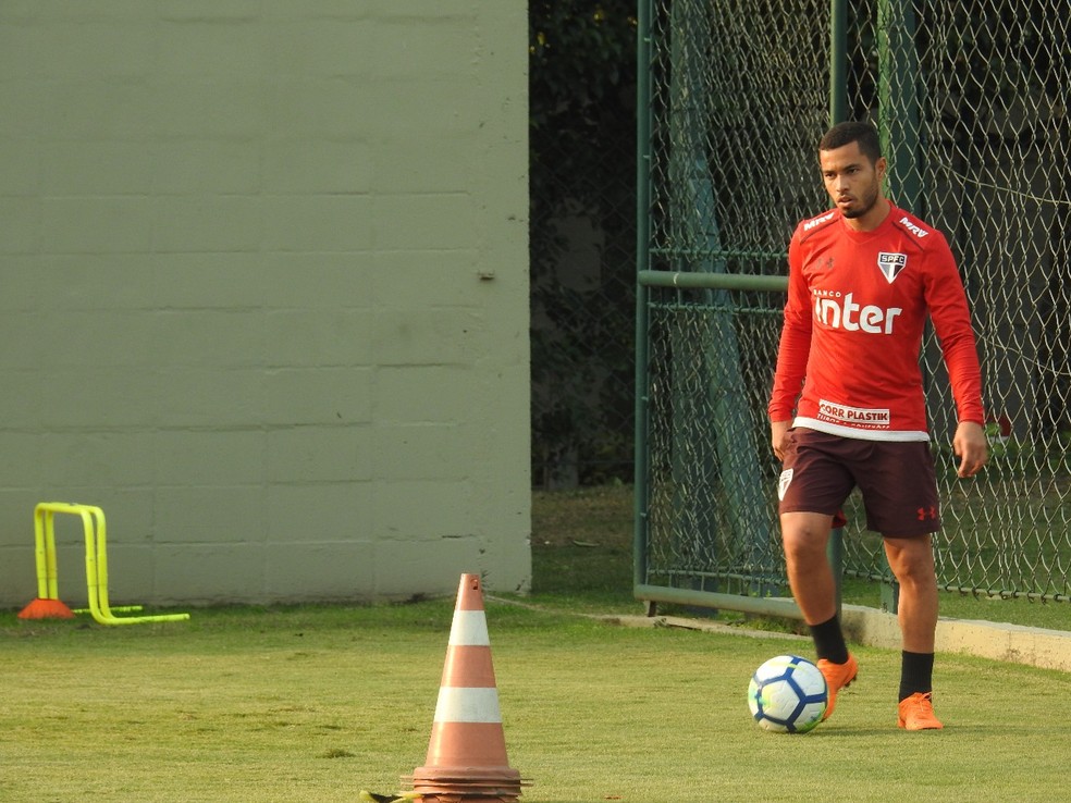 Morato faz treino separado no São Paulo (Foto: Marcelo Hazan)