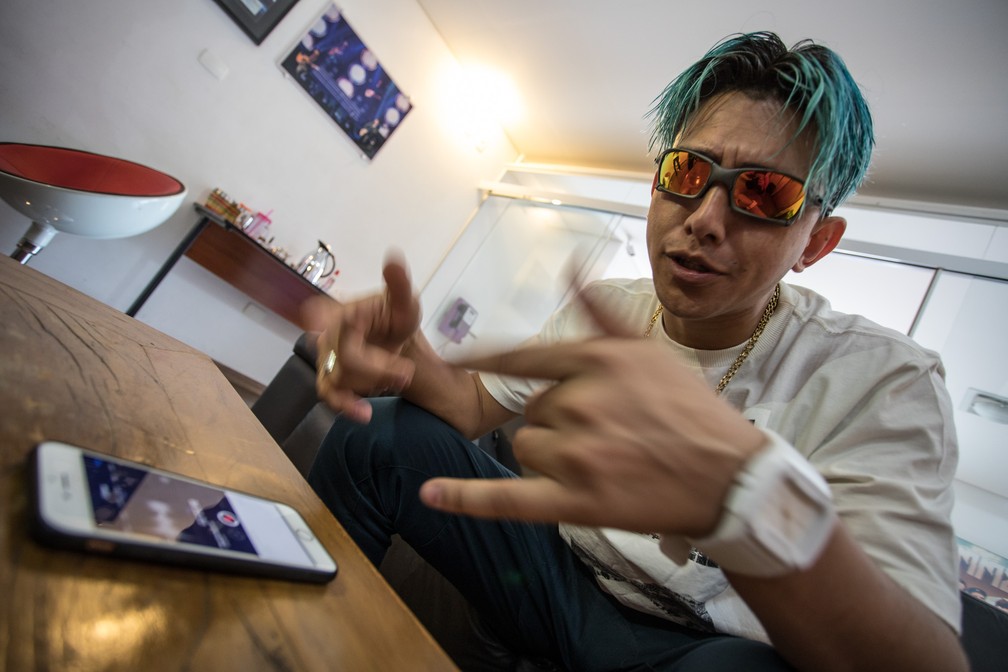 MC Fioti gravou 'Bum bum tam tam' usando um celular, pois não tinha um microfone (Foto: Fabio Tito / G1)