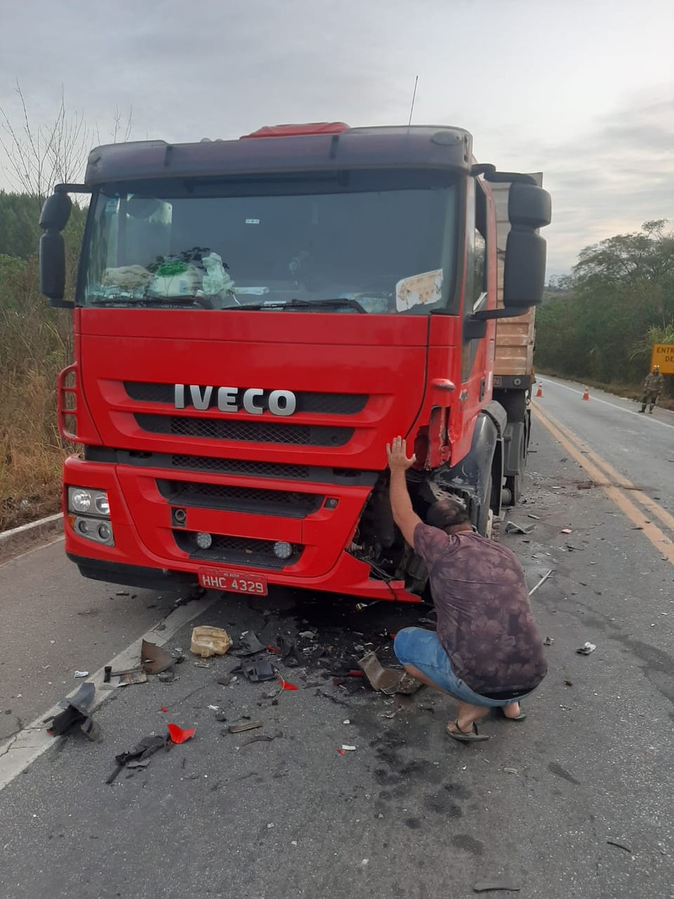 Dois homens ficam feridos após batida frontal na BR-381  — Foto: Corpo de Bombeiros de Ipatinga 