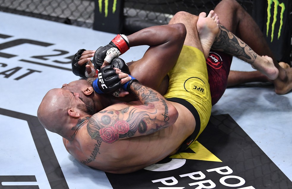 Danilo Marques encaixa o mata-leão e apaga Mike Rodriguez no UFC Overeem x Volkov — Foto: Getty Images