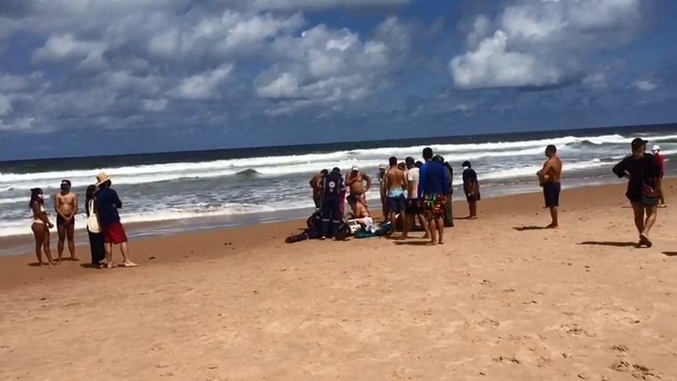 Mulher morreu afogada na praia de Barra do Jacu&iacute;pe, em Cama&ccedil;ari &mdash; Foto: Sandro Abade/ TV Bahia