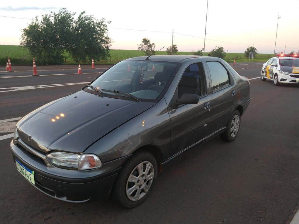 Carro "batedor" também foi abordado pelos policiais e dois foram presos em Ourinhos  — Foto: Polícia Rodoviária / Divulgação 