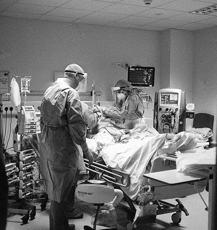 Fotógrafo retrata dia a dia dos profissionais da saúde em hospital da Escócia (Foto: reprodução/instagram)