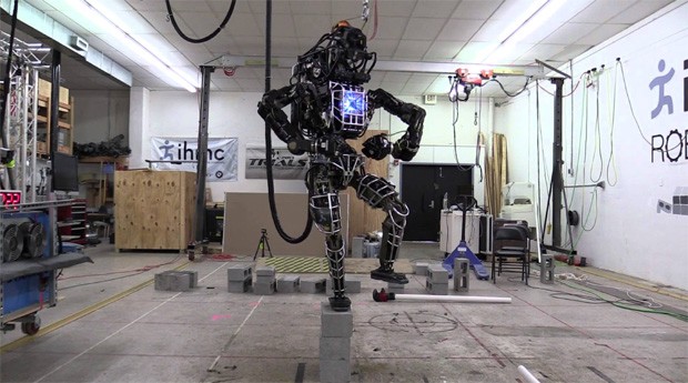 Atlas, da Boston Dynamics, ainda está em fase de desenvolvimento (Foto: Reprodução )