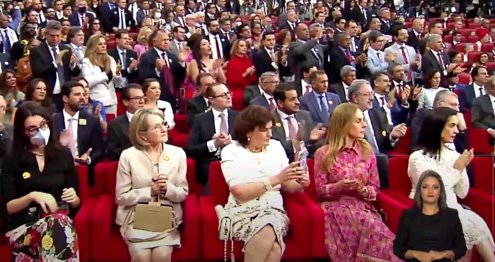 Convidados aplaudem durante discurso de Lula — Foto: Reprodução
