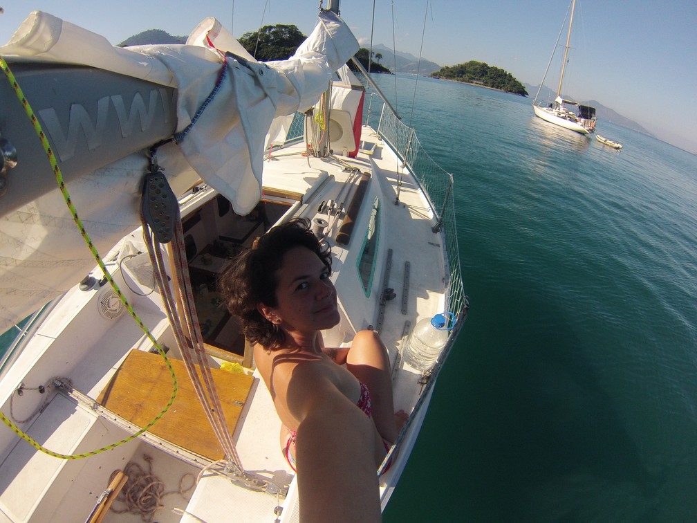 Carina Seixas, 39 , vive em um veleiro há sete anos e oferece experiencias a bordo exclusivamente para mulheres — Foto: Divulgação