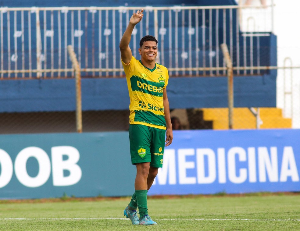 Rikelme, meia do Cuiabá, comemora gol na Copa São Paulo — Foto: AssCom Dourado