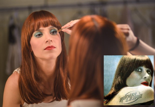 Mel Lisboa se prepara para interpretar Rita Lee, inspirada no visual da roqueira na capa do disco de 1979, no detalhe (Foto: Cauê Moreno/Revista QUEM)
