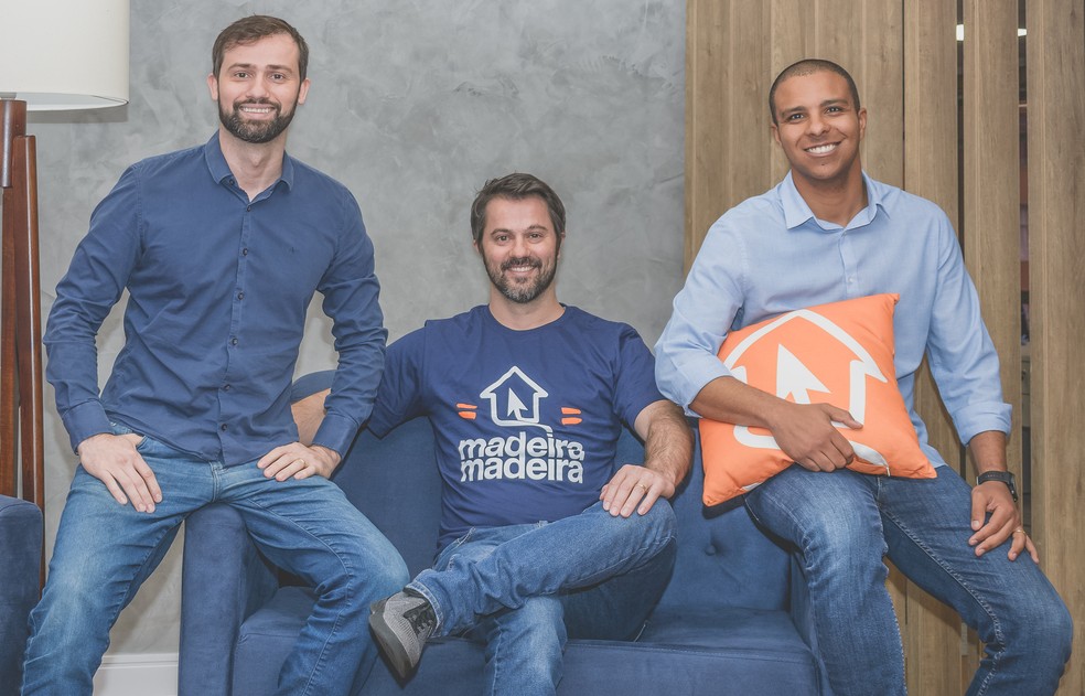 Da esquerda para a direita, Marcelo Scandian, Daniel Scandian e Robson Privado, fundadores da MadeiraMadeira. — Foto: Divulgação